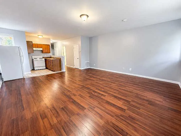Spacious 2-Bedroom Third-Floor Apartment in Ogontz — Photo 4