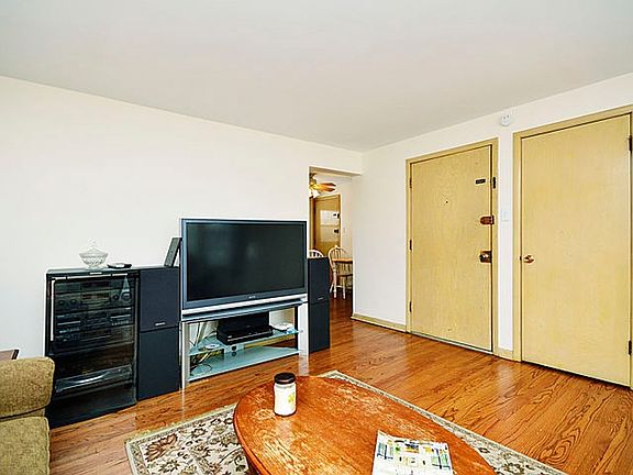 3rd image of 5939 N Odell Ave