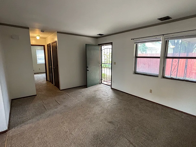 207 S Edwards Ave — Photo 4