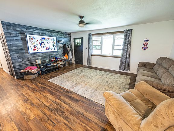 5th image of 913 Sweetbriar Ave