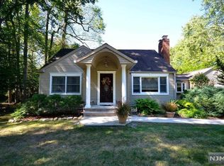385 Hillside Ave, Allendale, NJ 07401