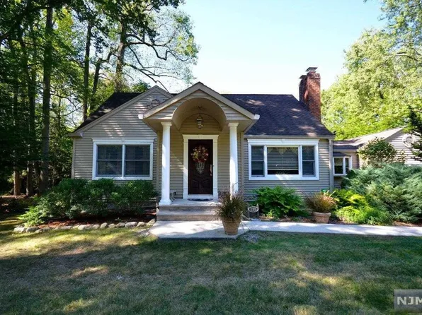 385 Hillside Ave, Allendale, NJ 07401