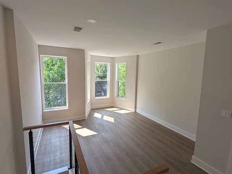 821 4th St NE #B — Photo 2