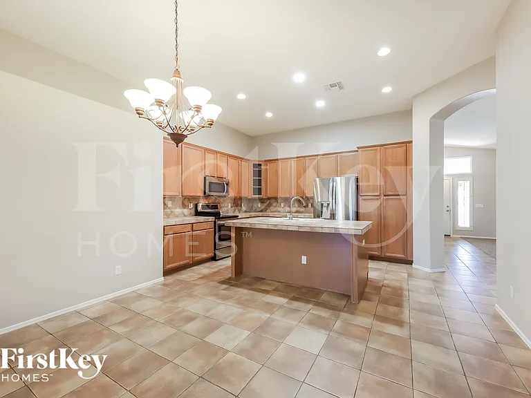 7834 W Robin Ln — Photo 4