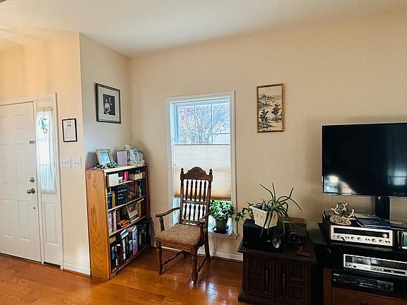 5th image of 15011 Dahlia Dr