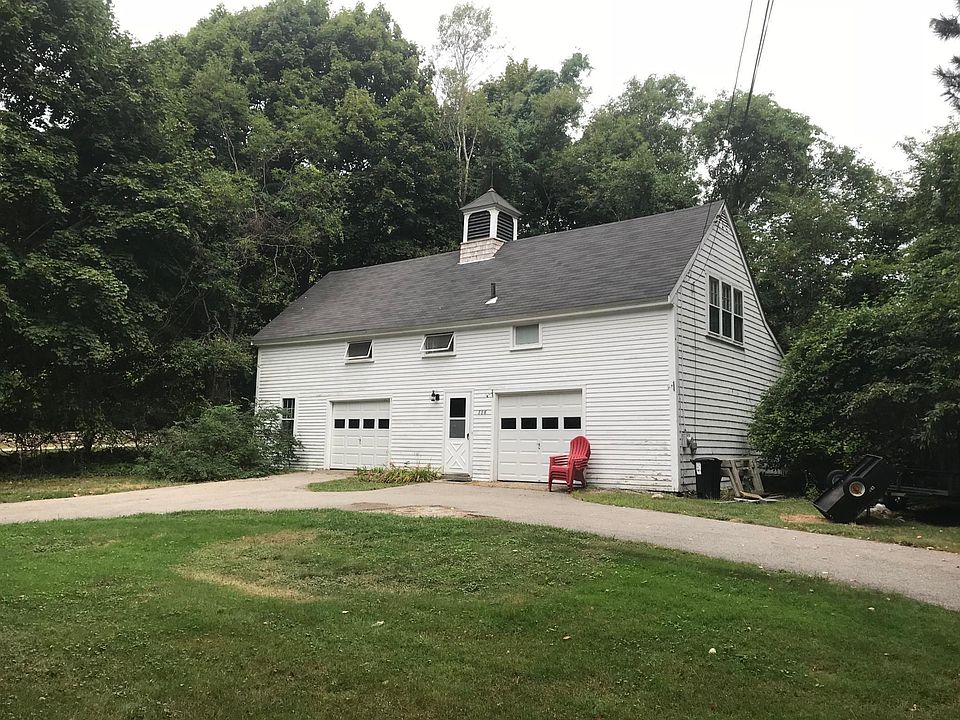 Carriage house in Marshfield Hills