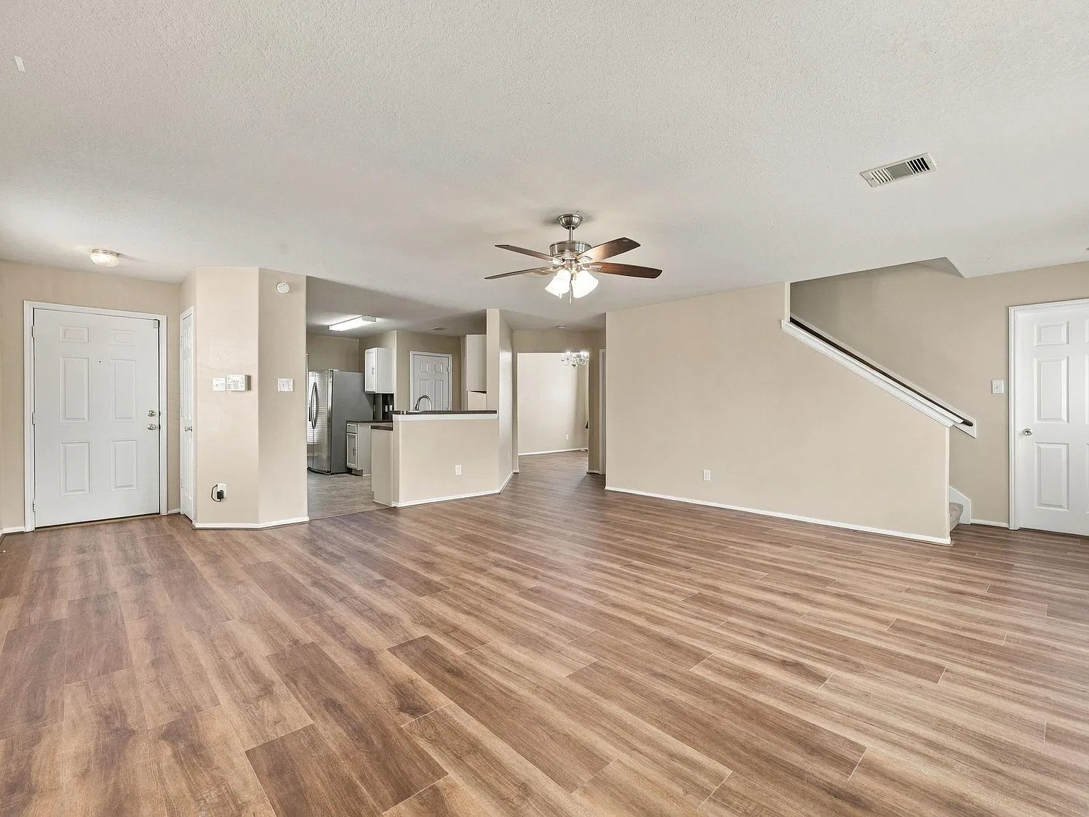 5 bed, 3.0 bath, 2500 sqft, $2,550 — Photo 3