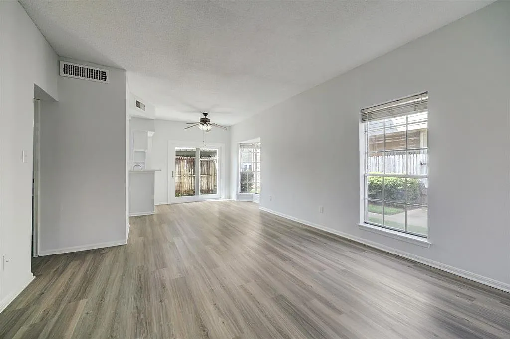 2 bed, 1.5 bath, 1104 sqft, $2,050 — Photo 3