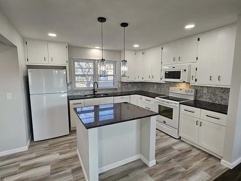 1310 S River St — Photo 3