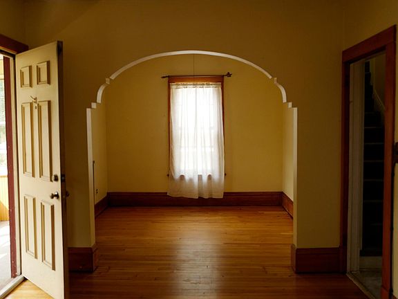 3rd image of 2823 Taylor St NE
