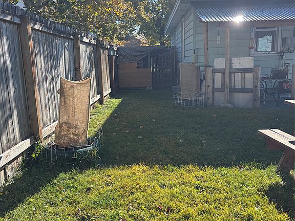 3rd image of 823 Edith St