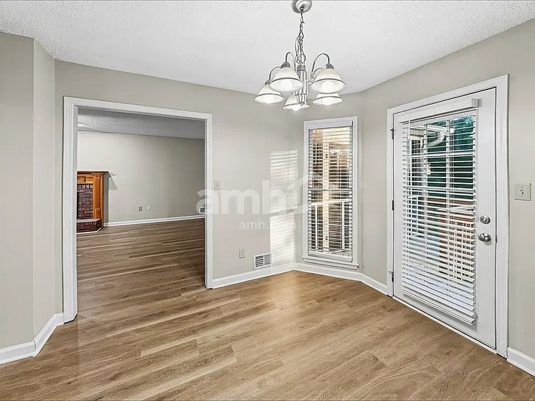 48 Cambridge Ct — Photo 5