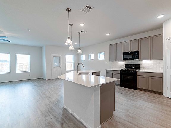 2nd image of 290 Yosemite Dr