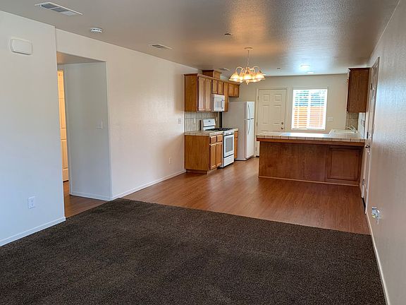 3rd image of 2921-2931 N Crowe Ct #2921