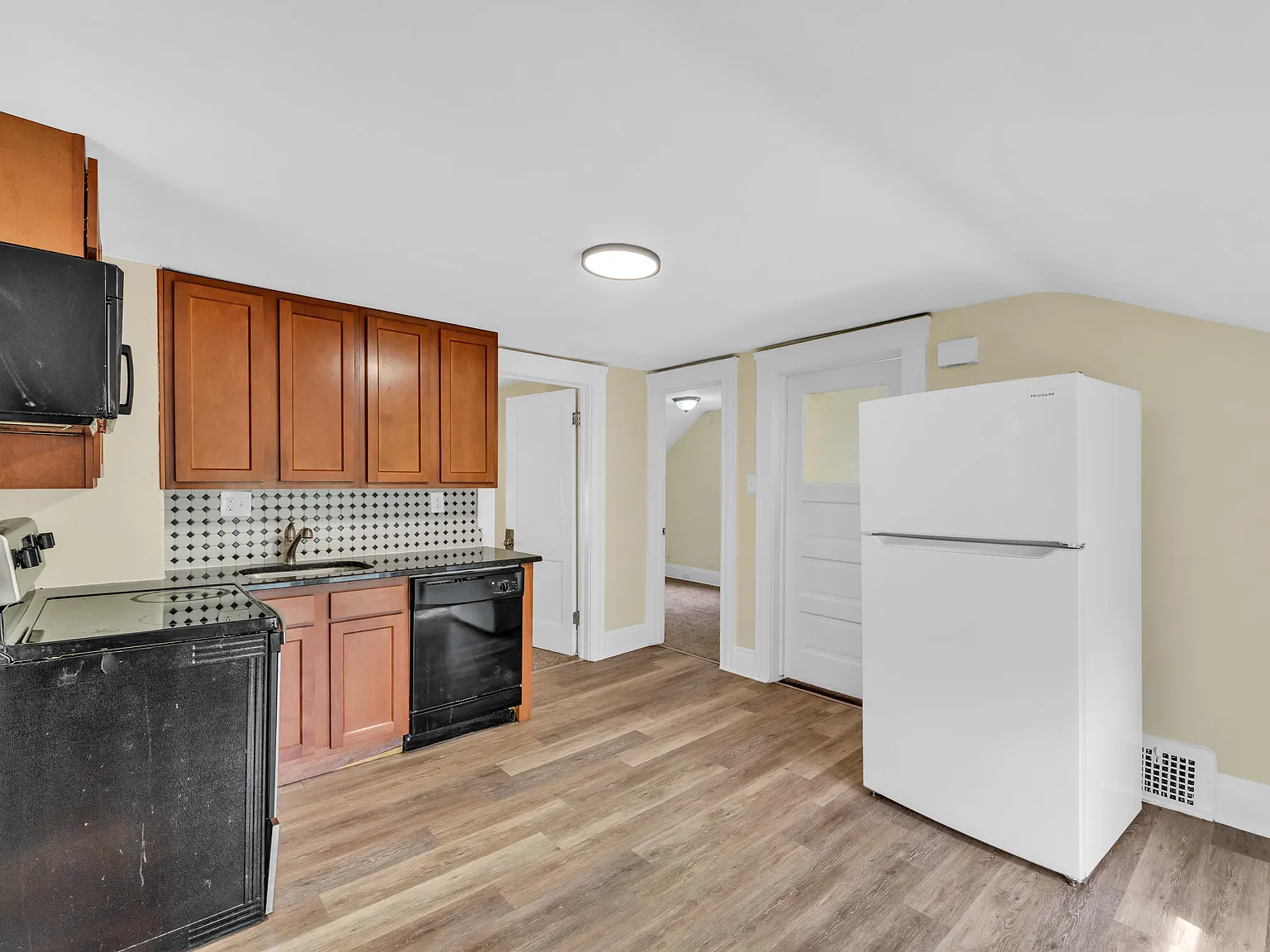 3 bed, 1100 sqft, $1,225 — Photo 3