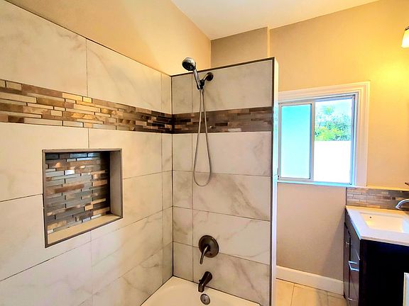4th image of 242 E Avenue 41