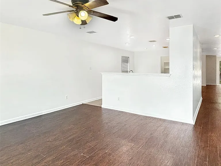 1217 Caroline Dr — Photo 2
