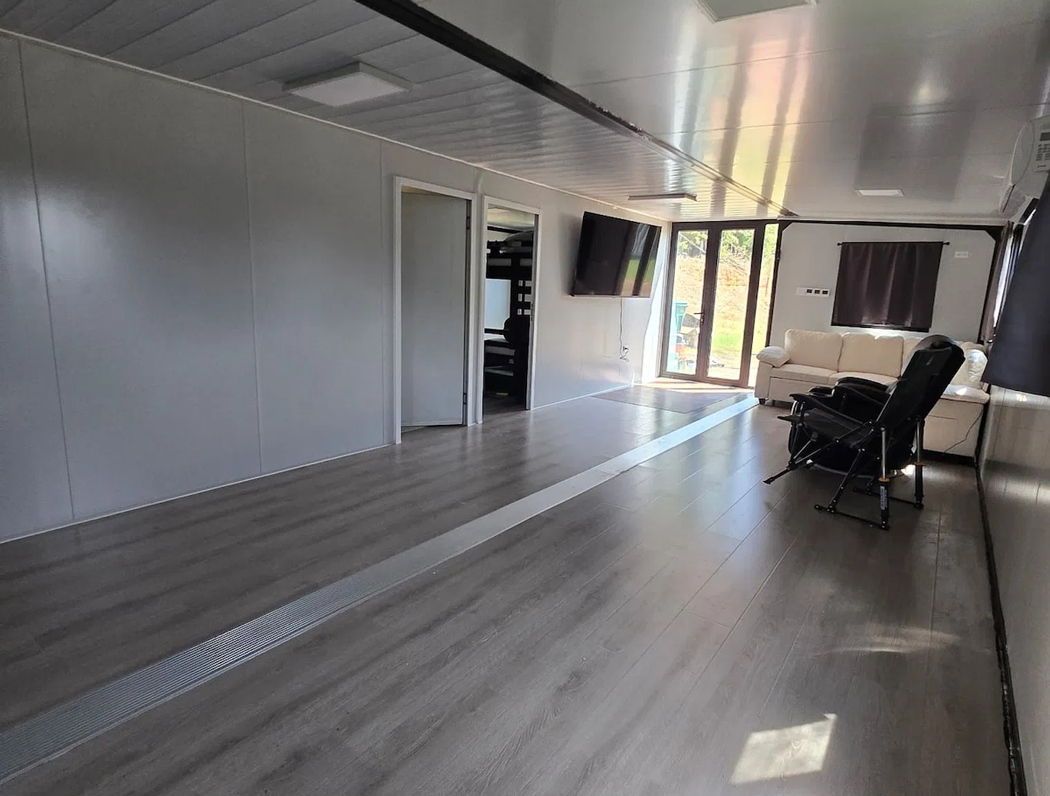 3 bed, 1.0 bath, $2,974 — Photo 2