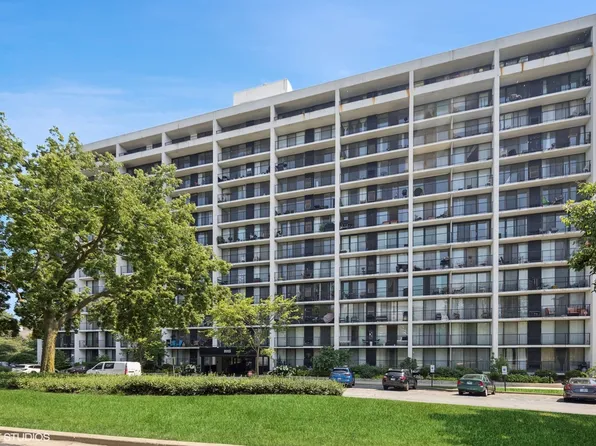 2015 S Finley Rd APT 304, Lombard, IL 60148