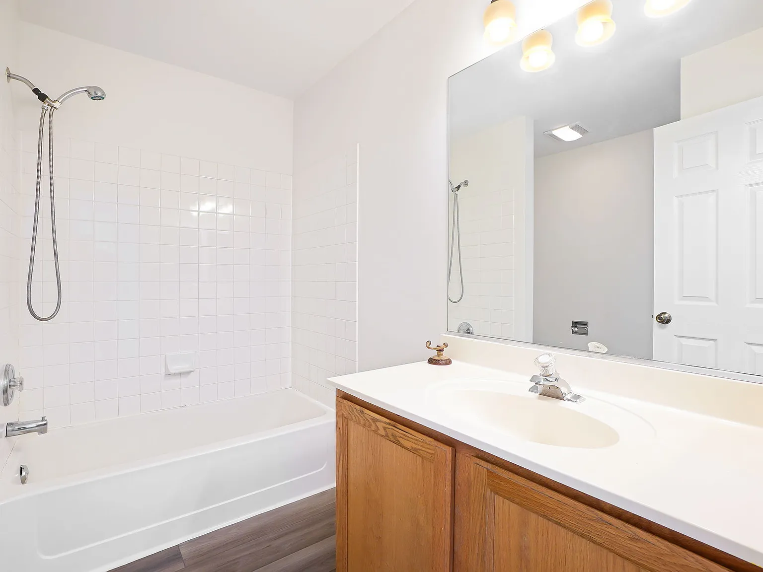 2 bed, 1.5 bath, 1323 sqft, $2,495 — Photo 3