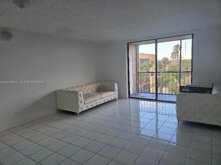 8635 NW 8th St #423 — Photo 3