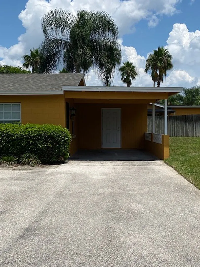 Schedule showing -2/1 single family , fenced in yard — Photo 2