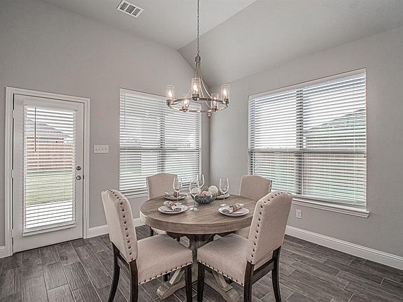 4th image of 1405 Lakeview Dr