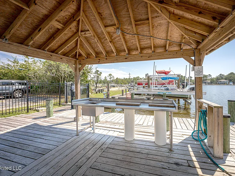 2421 Beachview Dr — Photo 37