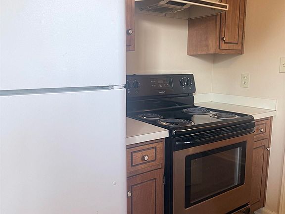 5th image of 46 Hartwell Cir