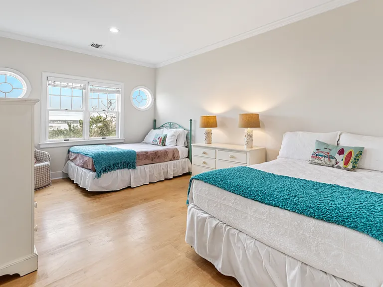 329 Dune Rd — Photo 41