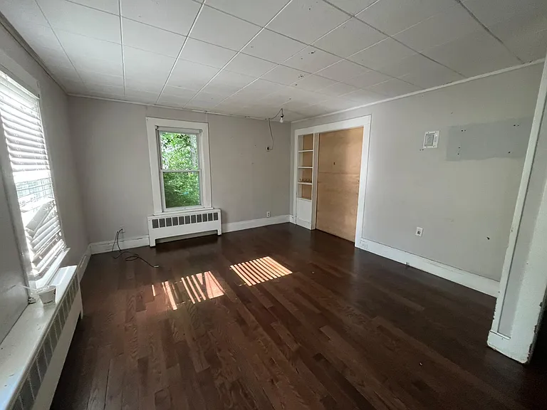 12 Brooks Ave — Photo 2