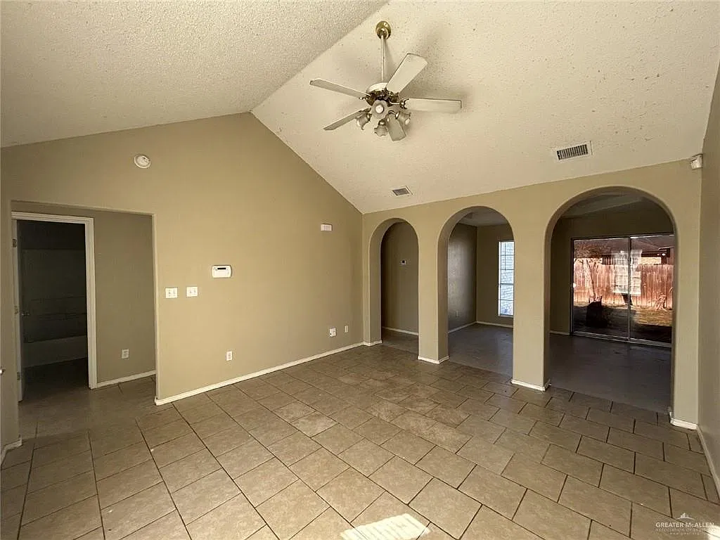3 bed, 2.0 bath, 1184 sqft, $1,350 — Photo 3