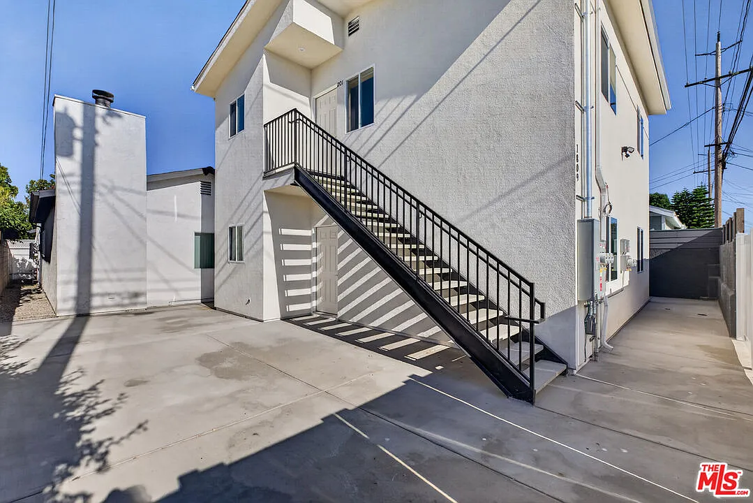 2 bed, 2.0 bath, 1000 sqft, $3,200 — Photo 1