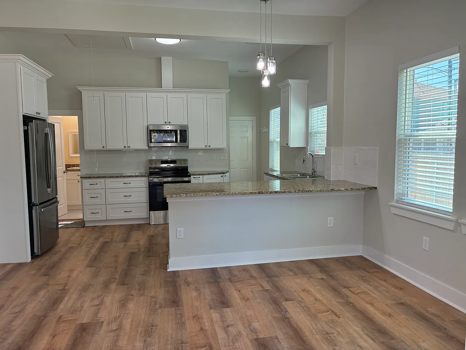 3 bed, 1.5 bath, 952 sqft, $1,700 — Photo 2