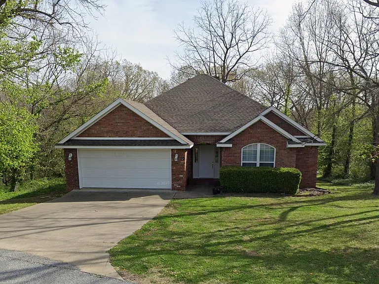19 Shelly Dr — Photo 1