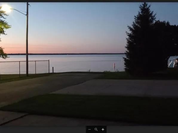 114 Hubbard St, Houghton Lake, MI 48629