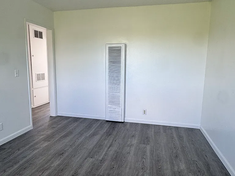 2528 Gleason Ave — Photo 3