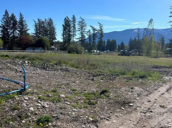 305 Dunwoody Ln, Columbia Falls, MT 59912