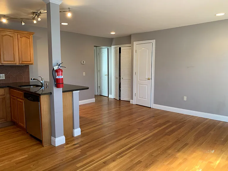 317 7th Ave #6 — Photo 9