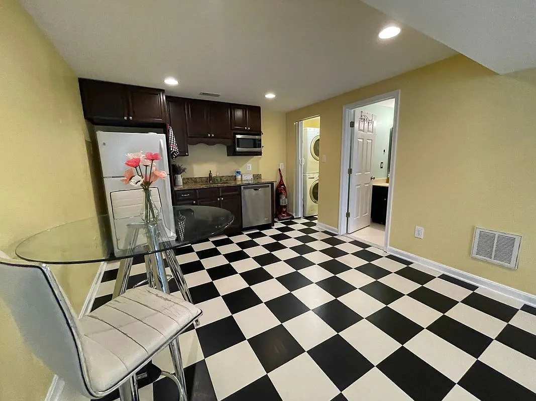 1 bed, 1.0 bath, 700 sqft, $1,800 — Photo 3