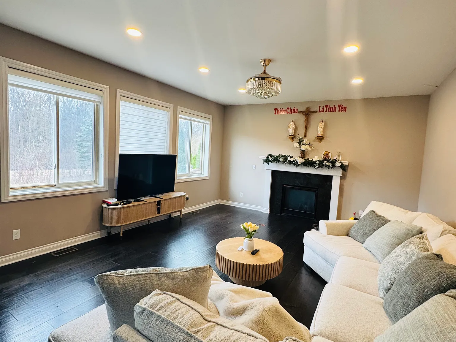 4 bed, 2.5 bath, 2400 sqft, $3,300 — Photo 3