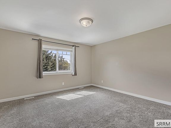 4th image of 806 Trails End