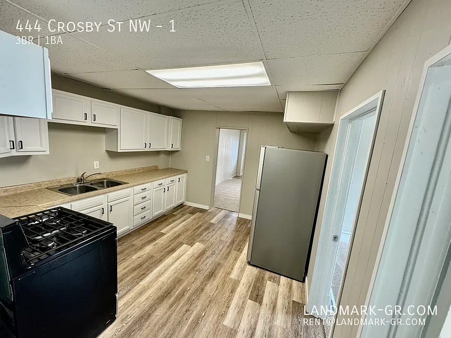 Move In Ready Updated 3 Bed /1 Bath Grand Rapids Nw — Photo 2