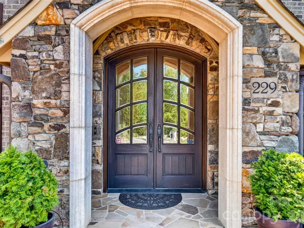 229 Wrenwood Ln, Charlotte, NC 28211