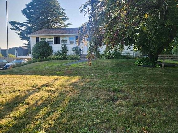 2nd image of 622 Essex St