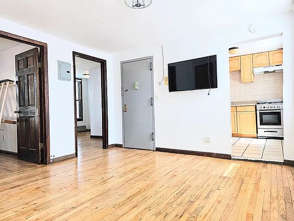 3rd image of 130 18th St #2