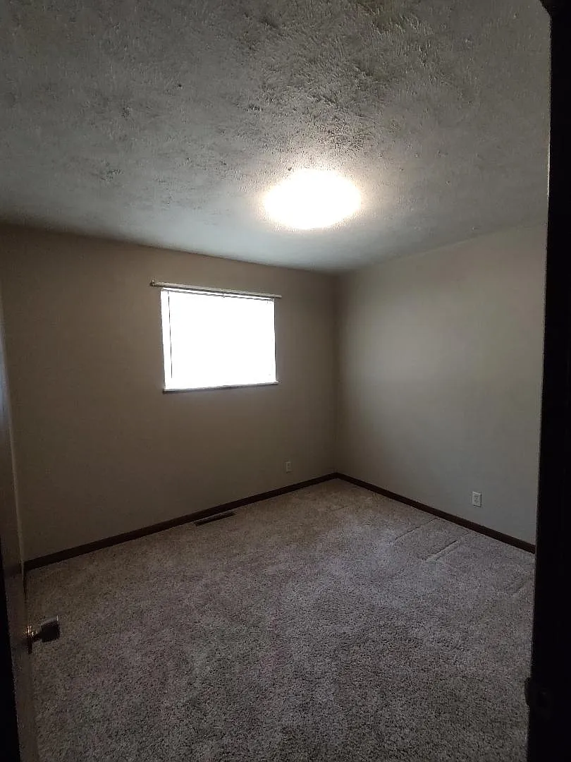 3 bed, 1374 sqft, $1,100 — Photo 4