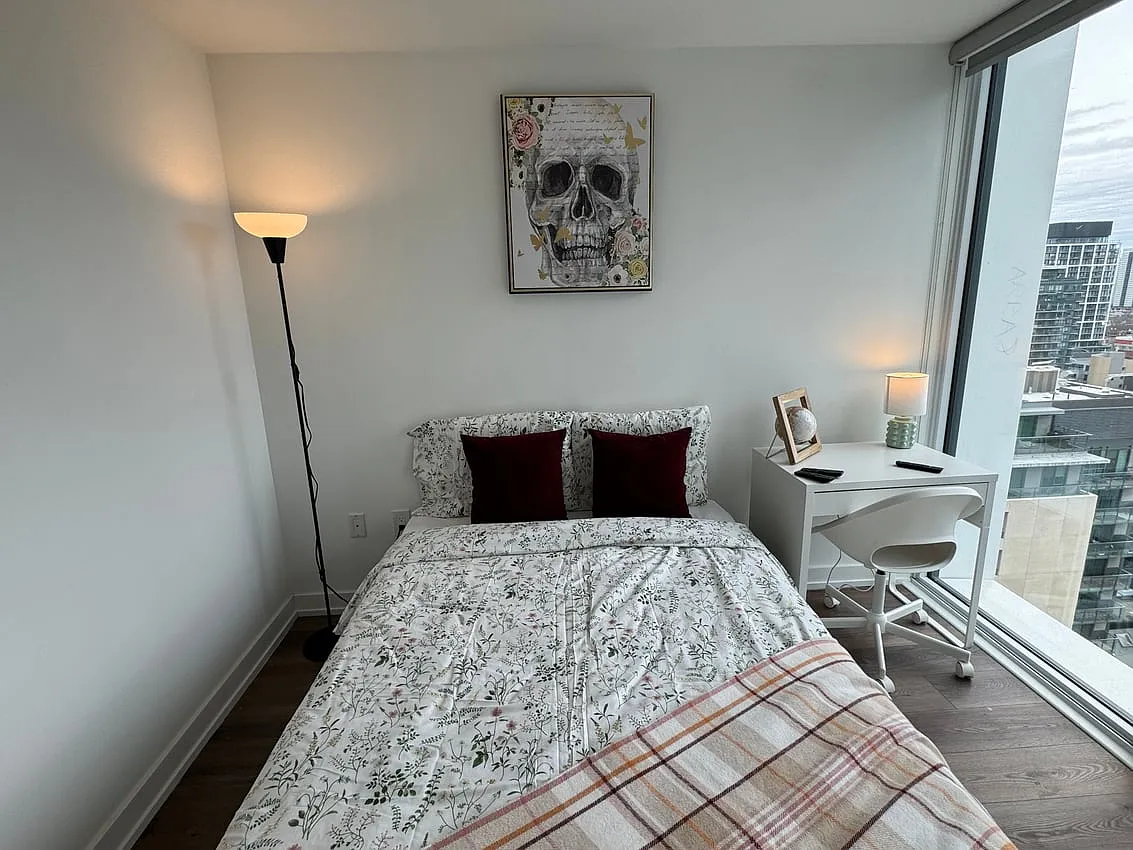 Master Room - Sherbourne St & Front St East — Photo 3