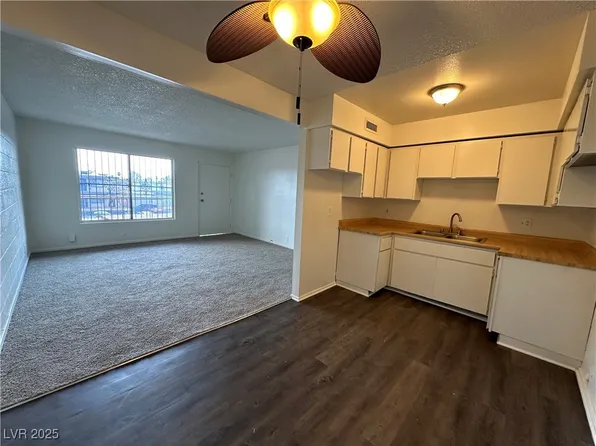 585 S Royal Crest Cir Unit 21, Las Vegas, NV 89169