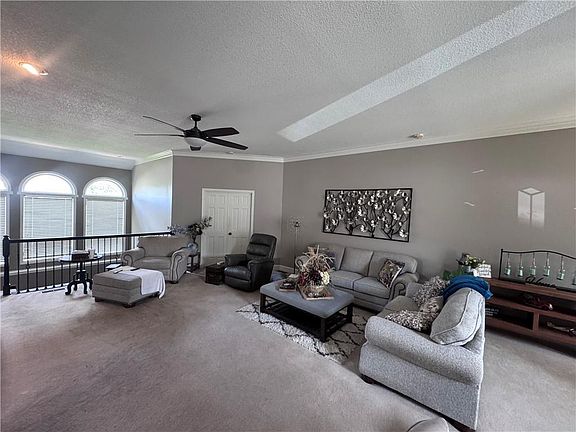 4th image of 2105 SW Wall St